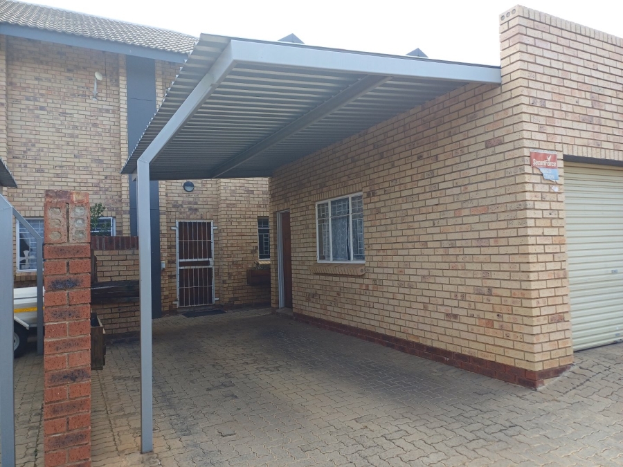 2 Bedroom Property for Sale in Langenhovenpark Free State